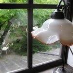 茶房 天井棧敷 - 窓越しの風景