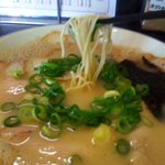 ラーメンアップ、、ローストばら肉は大きい麺を隠してます