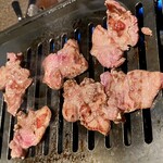 やきにく黒ちゃん - 牛タンの食べ比べ盛り（タン下）