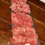 やきにく黒ちゃん - 牛タンの食べ比べ盛り（３人用）＠3,900円上からタン先→タン下→タン中→タン元