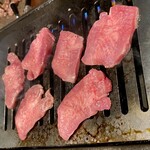 やきにく黒ちゃん - 牛タンの食べ比べ盛り（タン元）