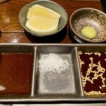 やきにく黒ちゃん - 焼肉のタレ 上段：レモン、ワサビ　下段：醤油、塩2種類、タレ