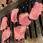 やきにく黒ちゃん - 牛タンの食べ比べ盛り（タン中）