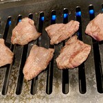 やきにく黒ちゃん - 牛タンの食べ比べ盛り（タン先）