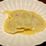 やきにく黒ちゃん - 黒トリュフとリコッタチーズ入りラビオリ カルボナーラ風ソース＠1,600円