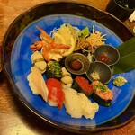 魚料理の店 達 - ボリューム満点のお寿司盛合せ＆ワカメの入った おみおつけ。