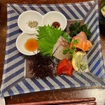 魚料理の店 達 - 鯛茶漬けのセットのお刺身盛合せ。普通のお醤油もありますが、ハーブ塩や、梅肉、ごま油もお好みで。