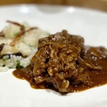 洋食 おがた - スライスされた牛肉がたっぷりと入っている