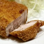 洋食 おがた - 細目のパン粉でカリッと揚げられている。流行りである、白くてフワッとしたトンカツではない