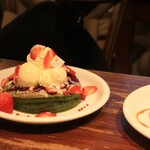 カフェ アクイーユ - いちごベリーパンケーキ