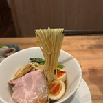 酒肴場 屯 - ツルパツ細ストレート麺の食感も抜群
