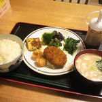 ごはん畑 - 牛肉コロッケと揚げシューマイ定食