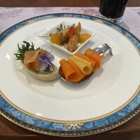 四季庭 カフェ＆レストラン - (セイボリー）
                    サーモンマリネとアボカドのオープンサンド
                    スパイシーフライドチキン マンゴーソース
                    2種のキャロットのピクルス