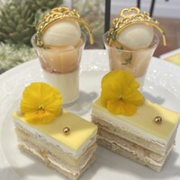 四季庭 カフェ＆レストラン - <上段>
                      桃とシャンパンジュレのパンナコッタ
                      レモンとベルガモットのオペラ
                      