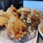 天ぷら定食 まきの 堺鳳店 - 鶏天と舞茸。鶏天は下味あるからそのままでもと言われて、そのままいただいたんですが、美味しかった～！ジューシーでした！舞茸サックサク！