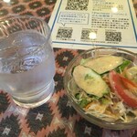 インド料理 パリワル - サラダとお冷