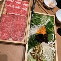 出汁しゃぶおばんざい おかか 東京 - 牛肉とたっぷりお野菜2人前
                