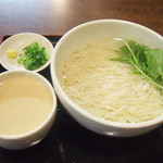 慈げん - 冷たいごま豆乳つけ汁うどん(600円)