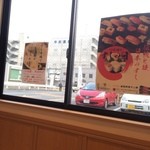 Kyou Suzaku Sushi Ichiba - 店内から見た駐車場