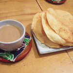 豆乳チャイ(210円)とパパド(100円)×3