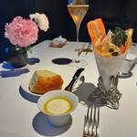 レフェルヴェソンス - 野菜クリスプのブーケと豆腐サワークリーム、じゃがいも入りフォカッチャ