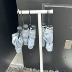 しかたらむかな - 待ち人用の日傘。親切ですよね。笑