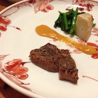 ほむら - 青森産和牛のステーキ。付け合わせはエビイモほか。