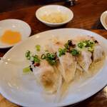 麺屋あごすけ - 蒸し餃子（1個食べた後）