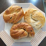MARUICHI BAGEL - 左上から時計回りに、ブルーベリー、ロックソルト、シナモンレーズン