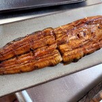 安藤養鰻場 - 料理写真:お皿に出したけれど、ご飯に乗せるのがベスト