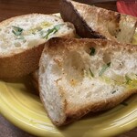 トラットリアモッチ - ソースを味わうためのツール、ガーリックトースト