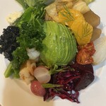 メネフネ - ディナー限定メニュー　
地産地消　一押し！メネフネ サラダ
下関産お野菜がたっぷり使用したサラダです。
アボカドとガーリックシュリンプ もご一緒に。