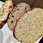 ビストロ アン ファミーユ - 自家製パン（とうもろこし・レーズン）