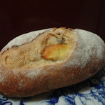 パーネ エ オリオ - クリームチーズとぶどうのパン（350円）