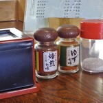 そば処 しろやま - 卓上に常備されているもの
