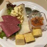 カシュカシュ - パンは軽くトーストして、2色のオープンサンドと厚焼き卵を持ってきた。