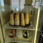 スーパーラウンジ - トマトジュース、牛乳、アイスコーヒーはピッチャーで。コロナ禍以前はガラスコップ：2024/06/02