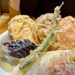 讃岐うどん　志成 - 綺麗な油でさっくりと揚げられた野菜天