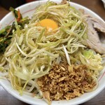 ラーメン二郎 - 小ぶた（1,070円）＋ネギ（120円）＋ニラキムチ（120円）＋汁なし（100円）、ニンニク・辣油