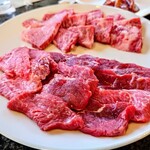 グルメリア但馬 - 手前  赤身肉   赤身肉は、サッと炙って食べる！(๑>؂<๑)
