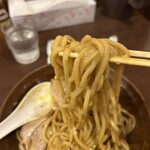 麺屋 くまがい - 麺にいい感じでスープが絡みます。