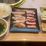 焼肉や漫遊亭 - 料理写真:BIG選べる焼肉ハーフ&ハーフランチ1078円
漫遊カルビ&豚トロ