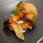 ドミニク・ブシェ トーキョー - パリっと揚げたエビ　バジルの風味（アップ）