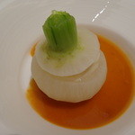 ドミニク・ブシェ トーキョー - ホタテ貝のムースリーヌを詰めたカブ　オマール海老のビスク（アップ）