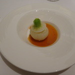 ドミニク・ブシェ トーキョー - ホタテ貝のムースリーヌを詰めたカブ　オマール海老のビスク