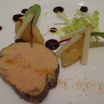 赤ワインでポシェした鴨のフォアグラ スパイスの香り　リンゴのマーマレードとドライフルーツ（アップ）