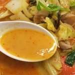 日高屋 - モツ野菜ラーメンのスープ