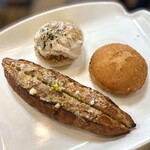 ザ パン屋 ブルーベリー - ・愛してカレーパン 290円/税込
・海老とゴロゴロガーリックブロッコリー 360円/税込
・ガーリックフランス 390円/税込