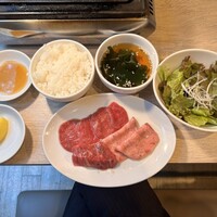 うしごろバンビーナ 渋谷店 - 牛タン＆ハラミ焼肉セット 2,500円
                      (上タン塩、タン先 塩＆味噌、ハラミ 塩＆タレ)