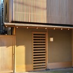 道人 - 京阪電車三条駅から徒歩10分位にある「道人」さん、閑静な佇まいの店構えです 